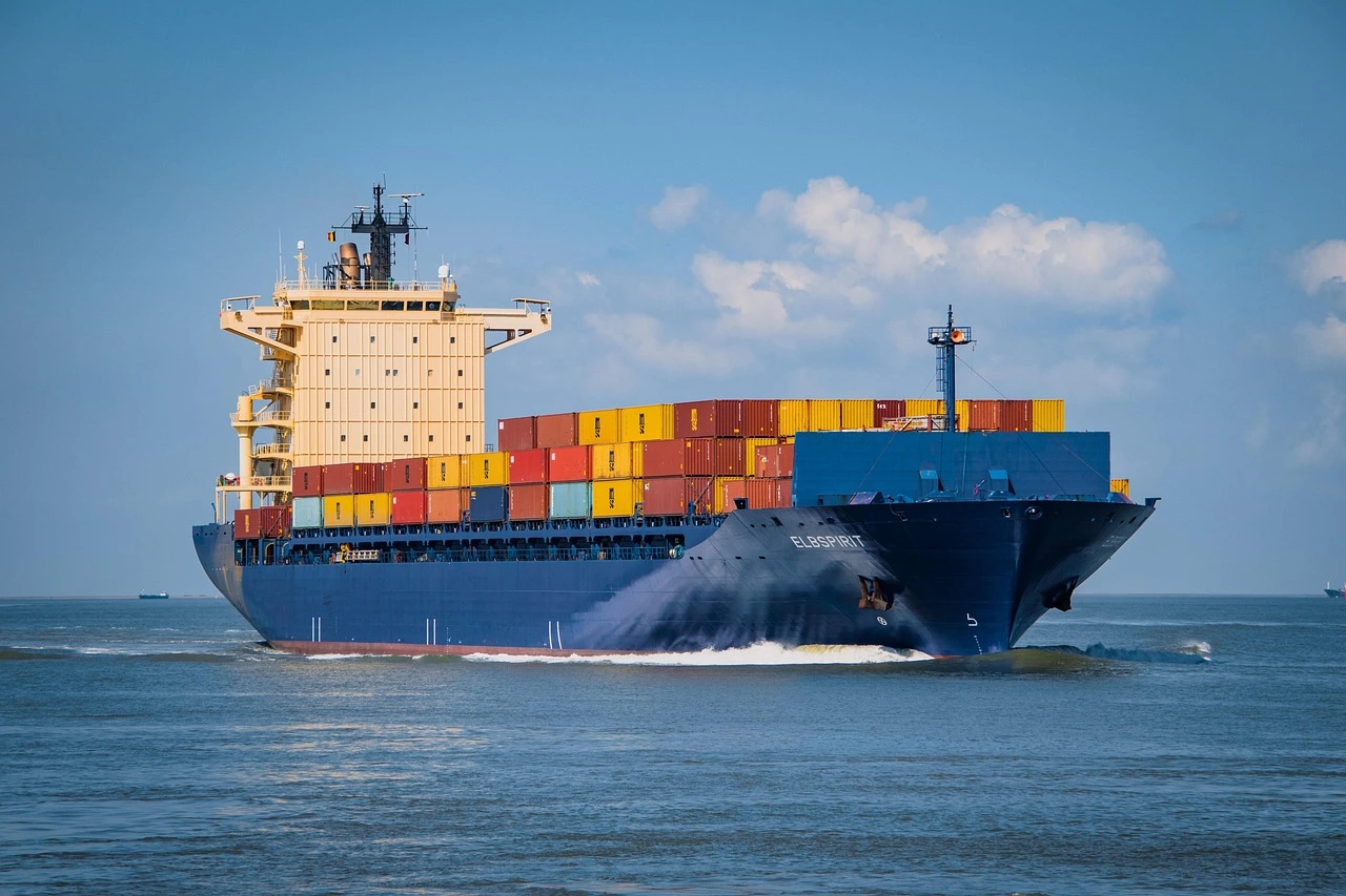 illustrasi shipping company terbesar dari Pixabay -abadicharcoal.com